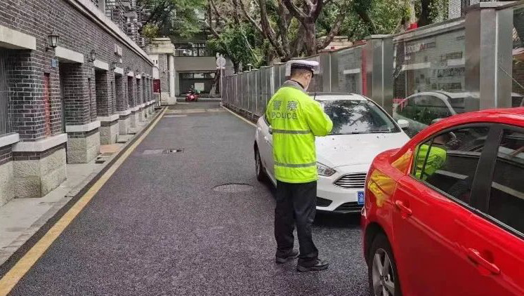 重庆交巡警将有序推进违法停车执法整治工作。警方供图
