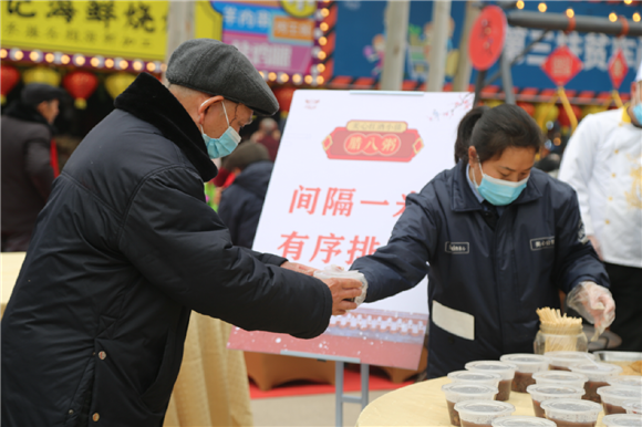 腊八节当天，景区将制作传统的南北风味腊八粥，供游客免费品尝（资料图）。美心红酒小镇供图  华龙网发