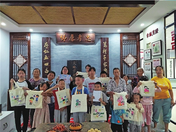 王家街道玉峰山村开展亲子活动，促进家庭关系和谐。通讯员 杨荟琳 摄