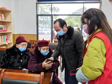 老师正在教老年学员使用智能手机。王中萍 摄 老师正在教老年学员使用智能手机。王中萍 摄