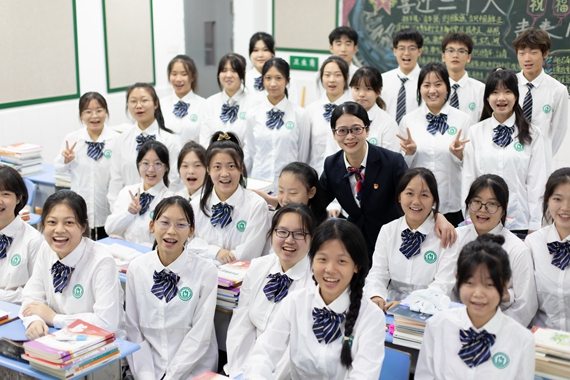 3、李俊和学生在一起。受访者供图 华龙网发