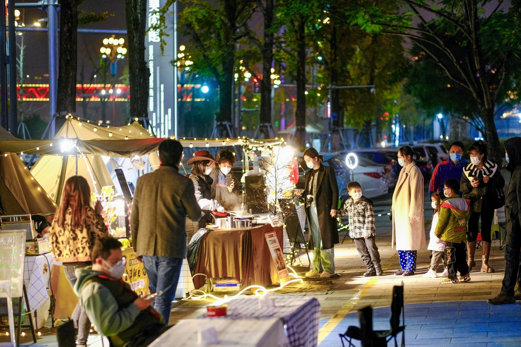 夜经济点旺南滨路“烟火气”