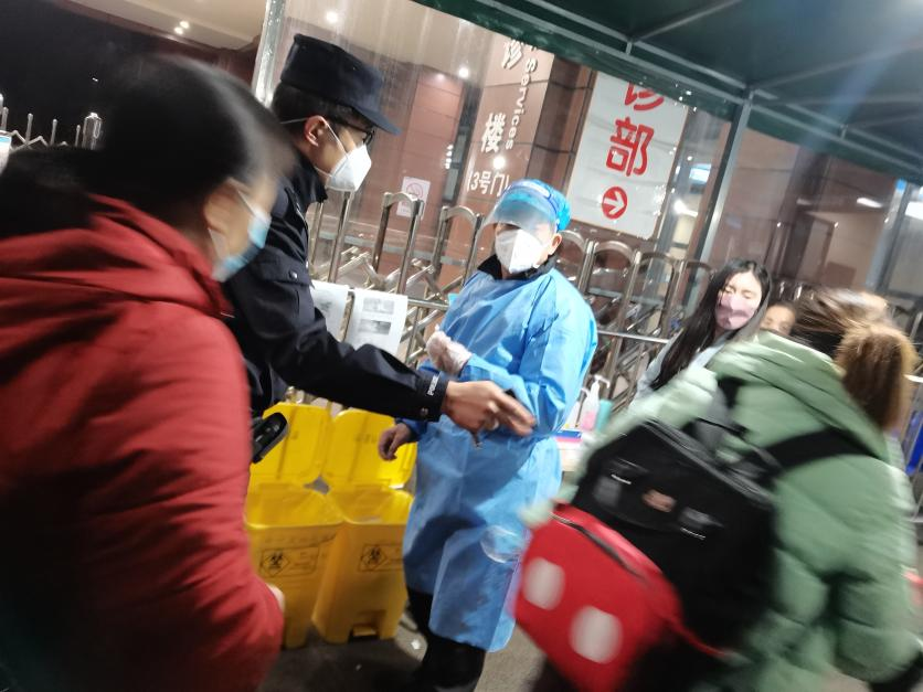 2达到医院，孩子得到及时救治。重庆两江新区警方供图