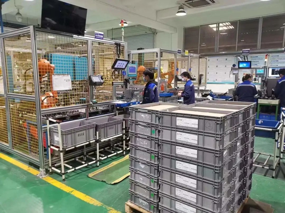 重庆光大产业有限公司生产线上，工人们正紧锣密鼓地忙生产。渝北融媒体中心供图 华龙网发