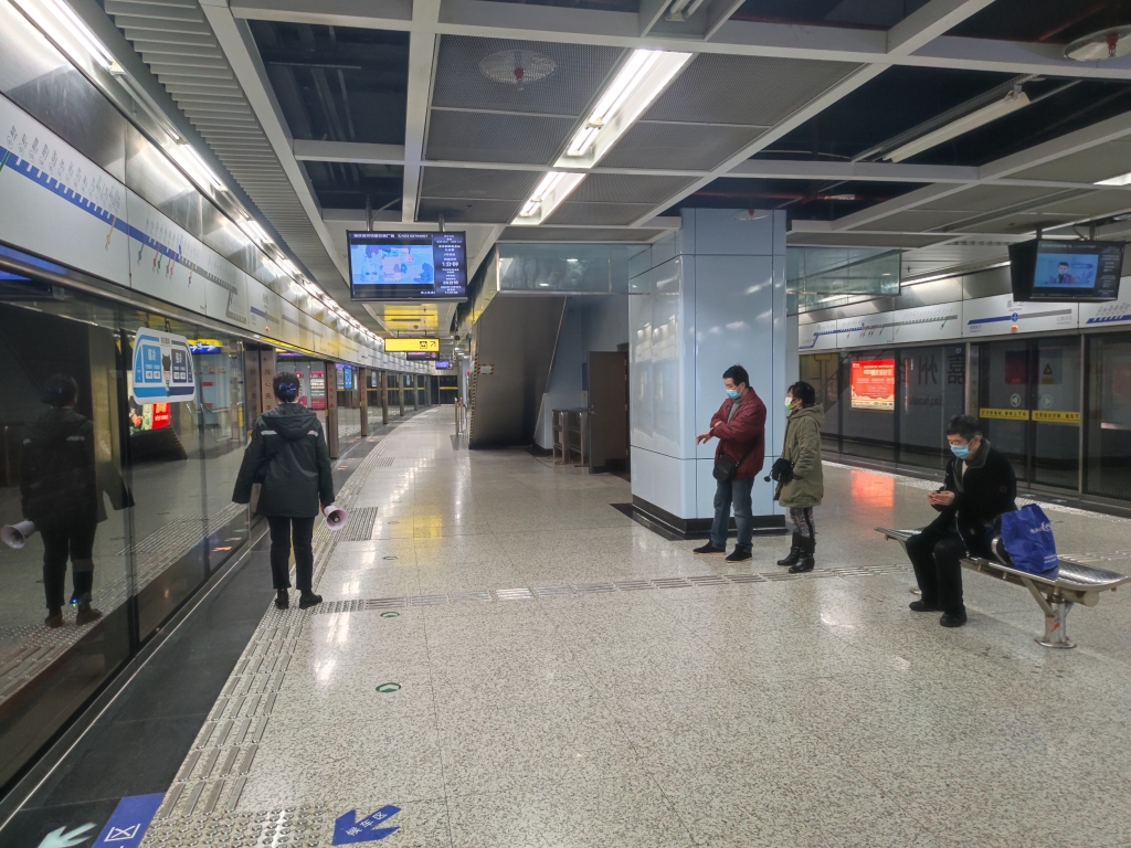 重庆单轨3号线嘉州路站，站务安全员在站台接发列车。重庆轨道集团供图