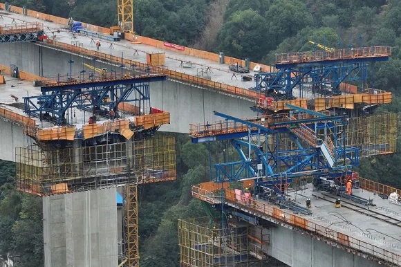 12月1日，观音峡嘉陵江特大桥施工现场，施工人员在进行桥面浇筑施工作业。通讯员 秦廷富 摄