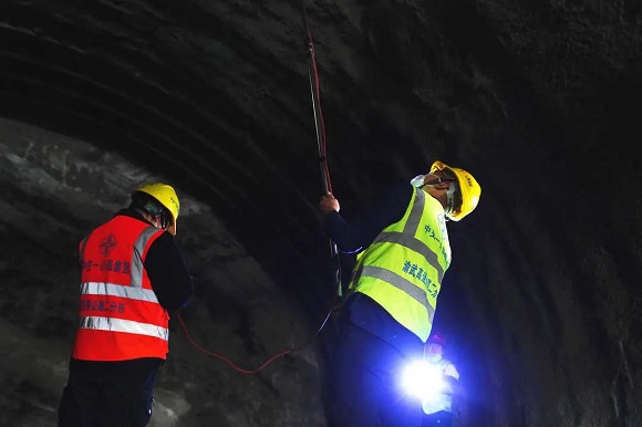 12月1日，中梁山隧道施工现场，施工人员在检测隧道内瓦斯浓度。通讯员 秦廷富 摄