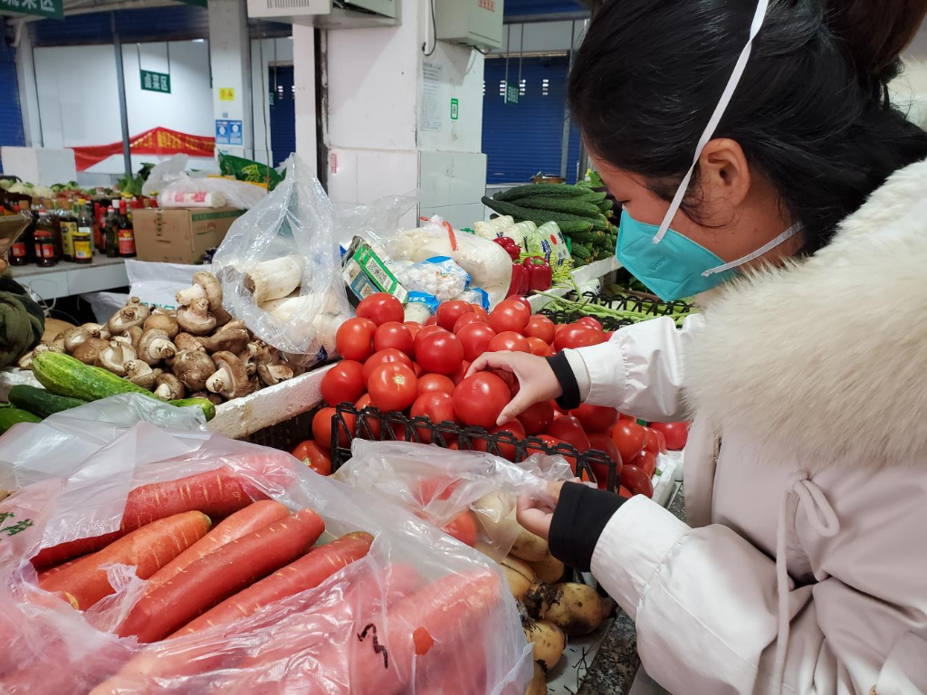 12月2日，走马镇菜市场里，市民正在购买新鲜蔬菜。通讯员 雷键 摄