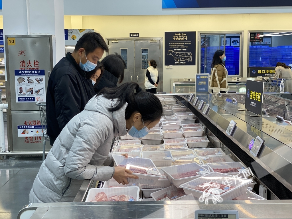 在重庆渝北山姆店，市民正在选购生猪肉。 华龙网-新重庆客户端记者 刘钊 摄