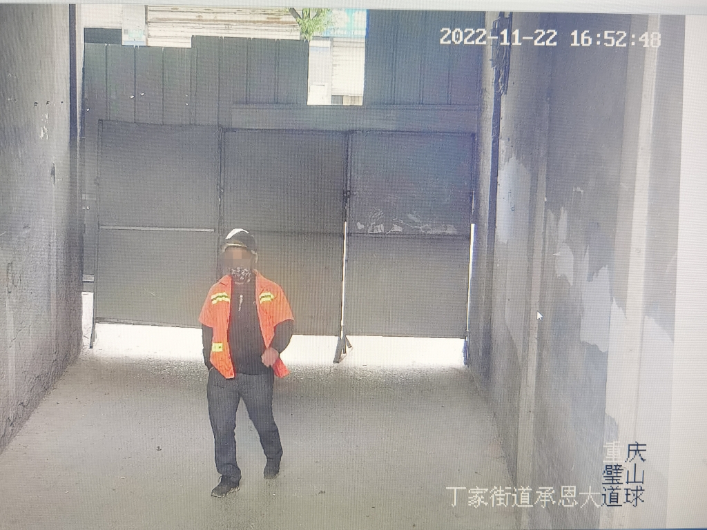 1男子入室盗窃，全程戴着口罩、头盔。重庆市璧山区警方供图