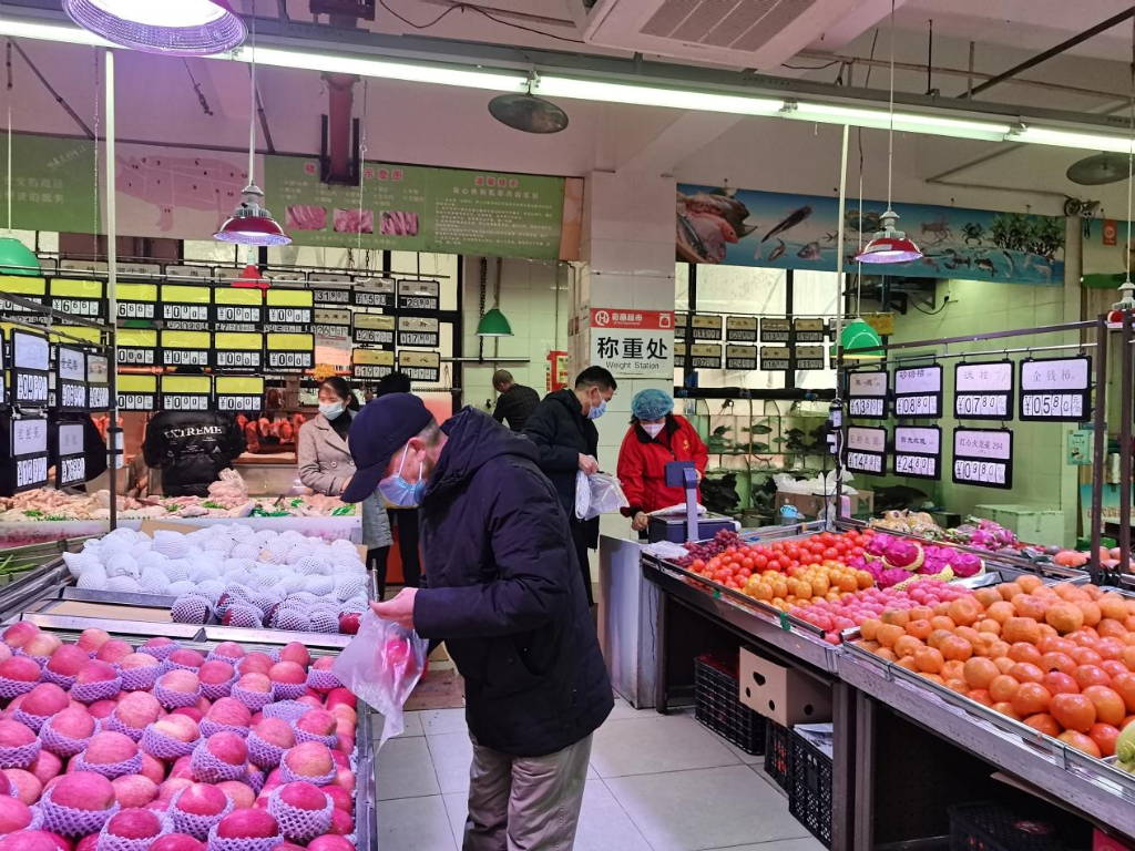 两江新区康美街道辖区内奇惠超市正常营业。康美街道供图