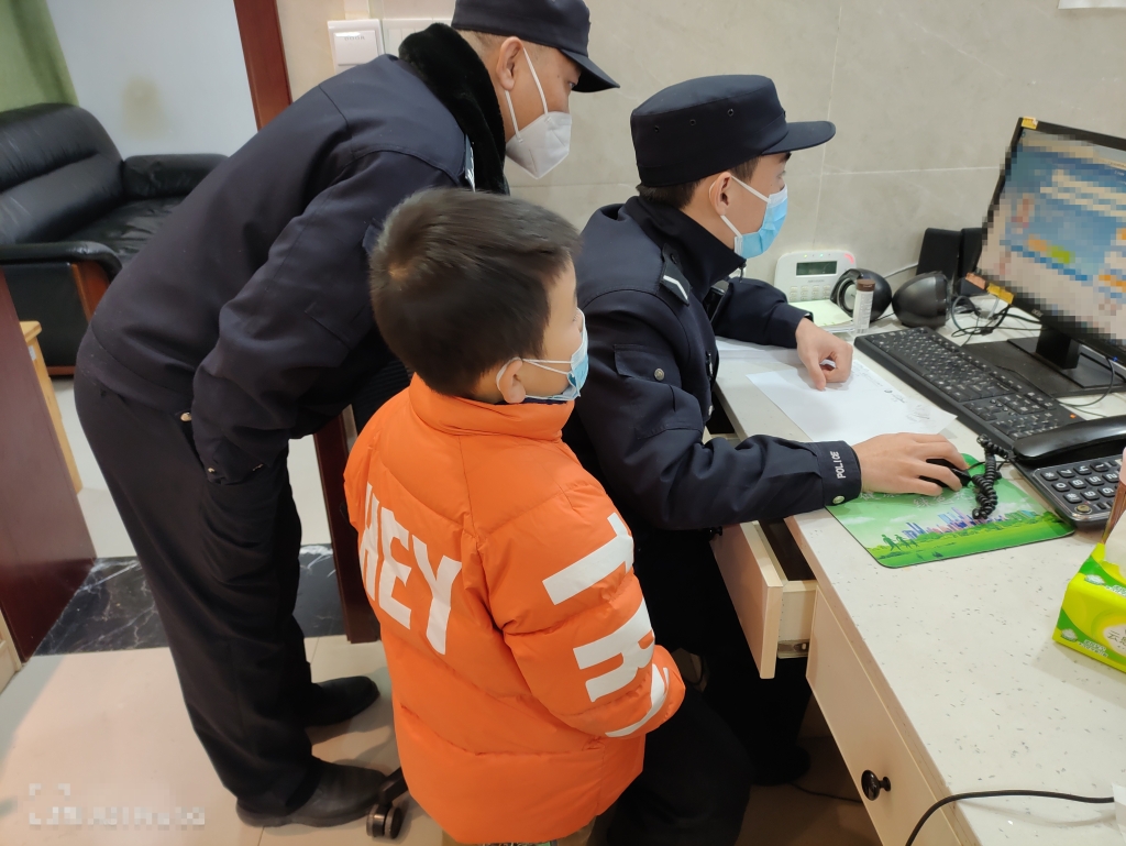 1男孩一眼就认出了父亲的照片。重庆市沙坪坝区警方供图