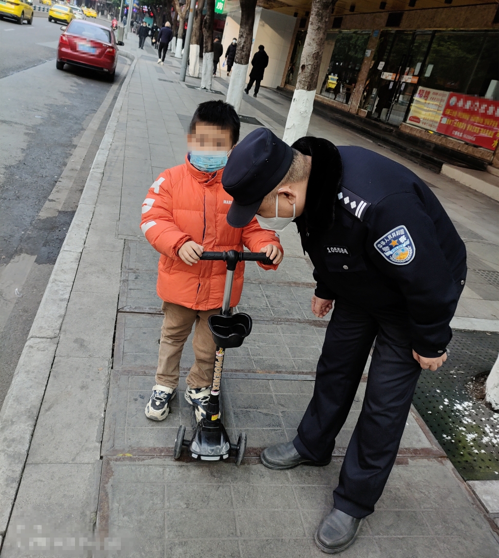 0民警询问男孩家庭住址、家长姓名等关键信息。重庆市沙坪坝区警方供图