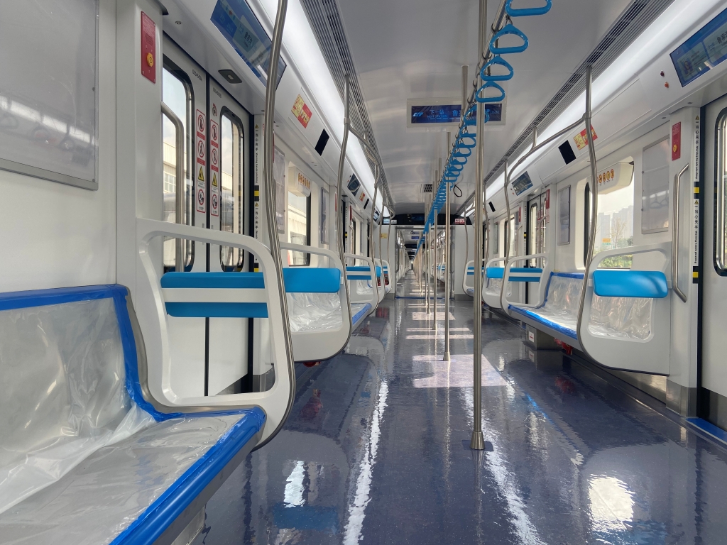 重庆地铁5号线新车进场 新增lcd显示屏,乘客计数系统等设施
