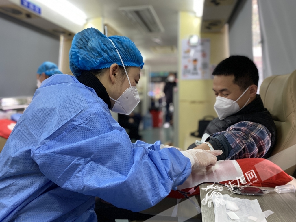 12月22日，重庆市卫生健康委工作人员（右）参与无偿献血。华龙网-新重庆客户端记者 刘钊 摄
