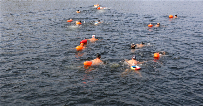 不少游泳爱好者就通过冬泳的方式，迎接“冬至”节。铜梁区融媒体中心供图