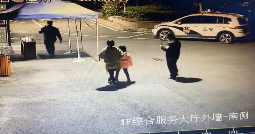 3蒋女士找到女儿欣欣。重庆高新区警方供图