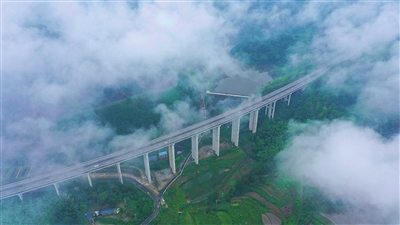 10月9日，金带街道滑石村，一场秋雨后的沪蓉高速公路滑石寨大桥在云雾缭绕中延伸，美丽壮观。记者 刘辉 摄