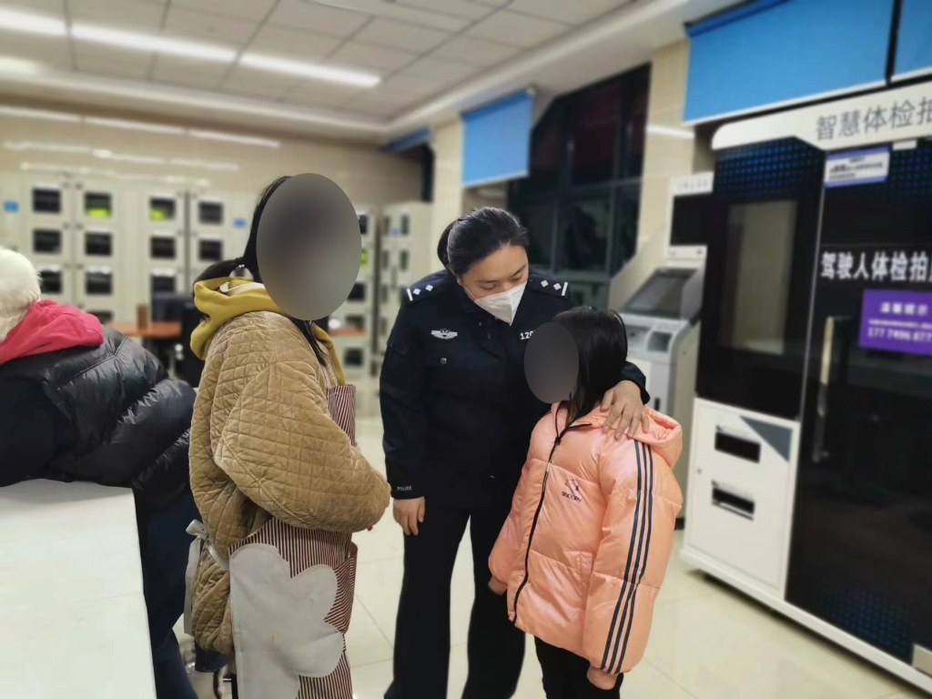 4民警教育欣欣。重庆高新区警方供图