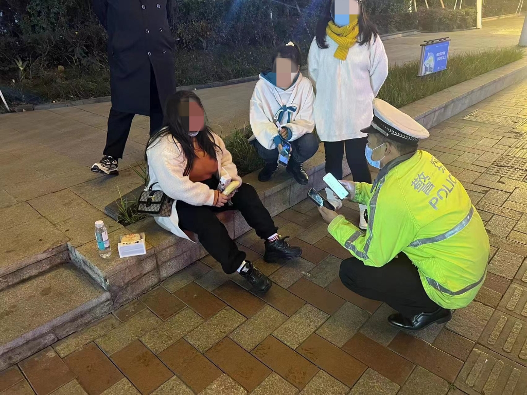 1民警将小叶带到路边进行劝说。重庆江北警方供图