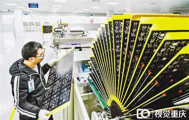 位于荣昌区的重庆西部电子电路产业园内，重庆弘耀电子科技有限公司的工作人员正在生产电子电路板。齐岚森 摄/视觉重庆