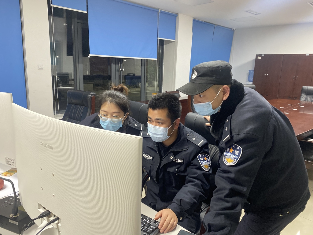 2派出所值班人员查看公共视频。重庆高新区警方供图