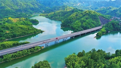 7月25日，梁山街道沙坝村，G42沪蓉高速公路从沙坝水库上穿行而过。记者 刘辉 摄