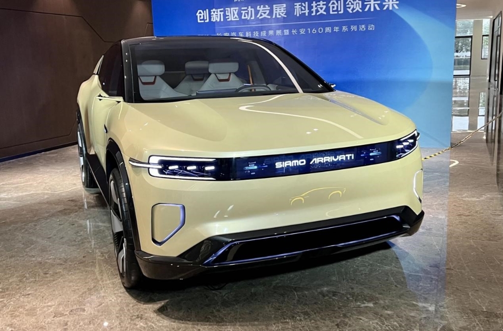 汽车机器人CD701原型车 华龙网-新重庆客户端 张世钊摄 汽车机器人CD701原型车 华龙网-新重庆客户端 张世钊摄