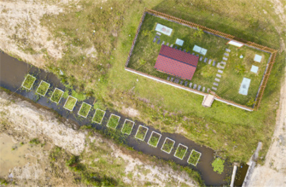 12月25日在海南省文昌市东阁镇拍摄的建有“生态浮岛”的文教河支流（无人机照片）。新华社记者 蒲晓旭 摄