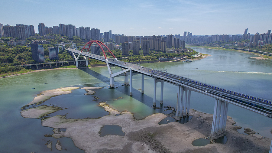 2、2022年8月17日，长江水位下降，江滩裸露。