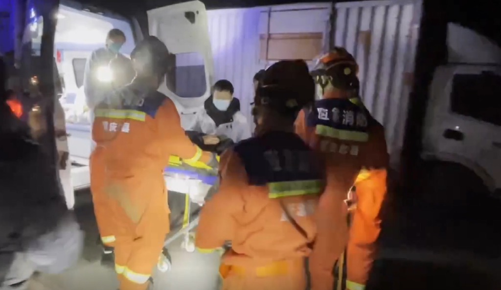 3消防员合力抬伤者到救护车上。重庆忠县消防供图