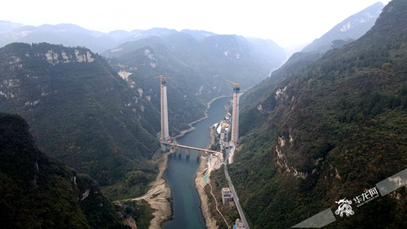 02 磨寨乌江特大桥的3号主墩高216米，为亚洲同类型桥梁中第一高墩。华龙网-新重庆客户端记者尹建红摄