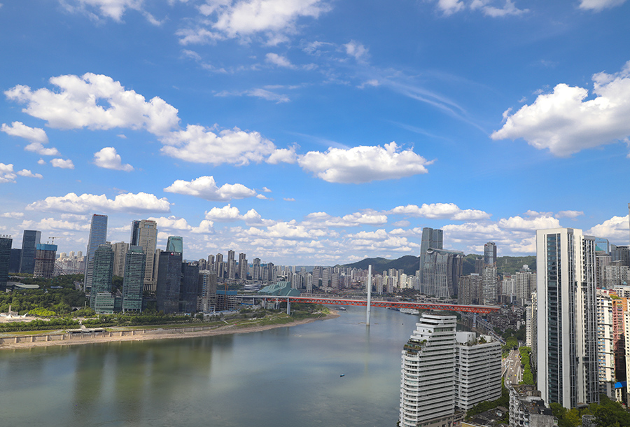 2022年8月7日，蓝天白云下的城市一角。