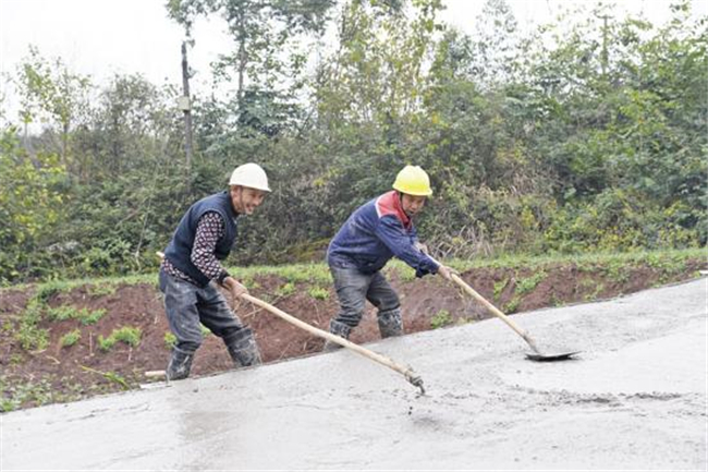 工人铺筑水泥混凝土路面。荣昌区融媒体中心供图