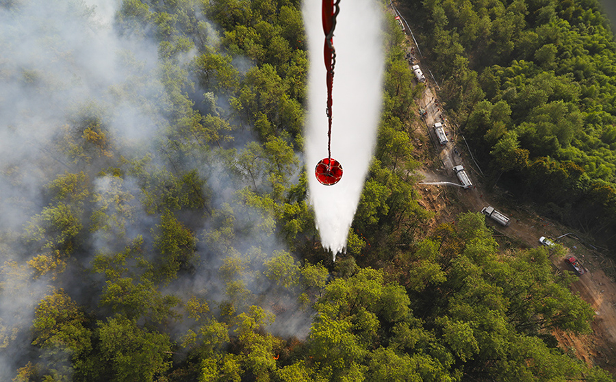 2、2022年8月24日，缙云山山火救援现场，洒水直升机配合地面部队，为砍伐隔离带、控制火势蔓延赢得宝贵的时间和空间。