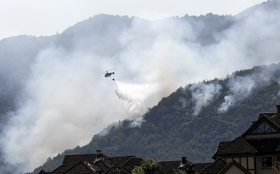 3、2022年8月24日，缙云山山火救援现场，洒水直升机空中灭火。
