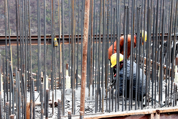 04 工人在观音庙乌江特大桥桥墩上施工。华龙网-新重庆客户端记者尹建红摄