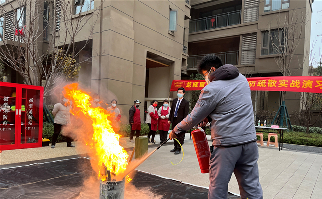 开展消防宣传及疏散实战演练，进一步增强辖区居民、物业等人员的消防安全意识。铜梁区融媒体中心供图