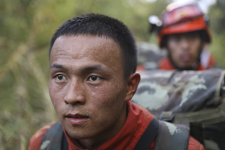 1、8月23日，北碚缙云山山火救援现场，来自甘肃陇南森林消防救援支队队员正冒着高温向火源靠近。