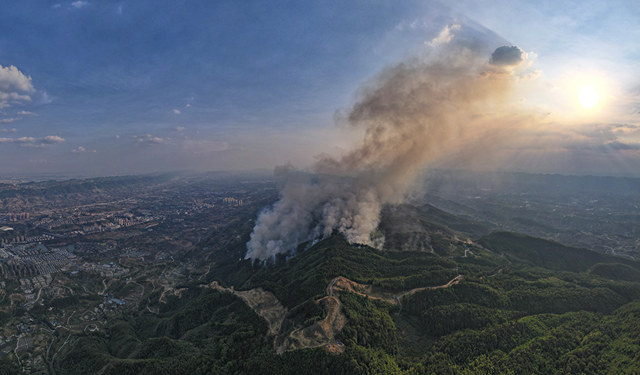 5、2022年8月25日，北碚区缙云山，山火慢慢移向隔离带。