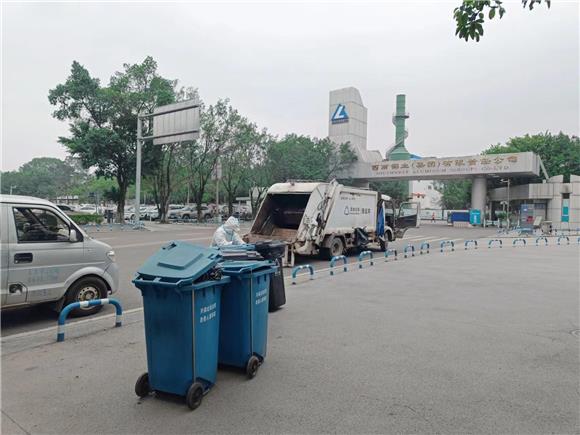 环保工人正在转运生活垃圾。九龙坡区西彭镇供图