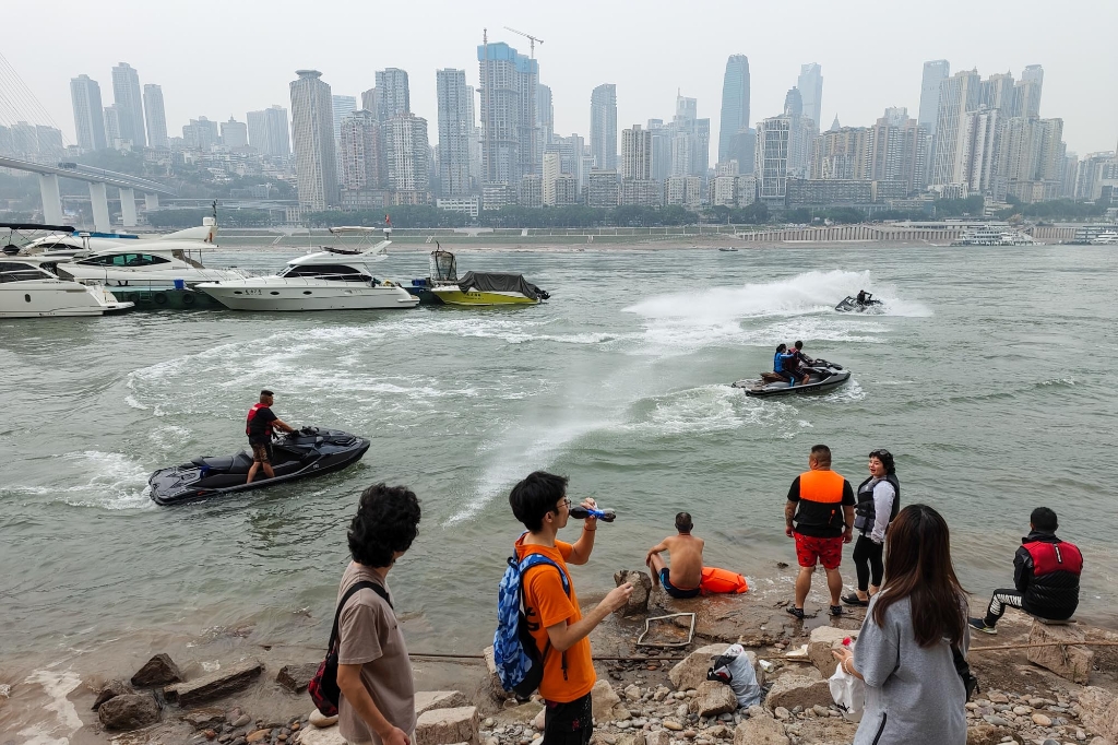 2022年9月17日，重庆市南岸区长江边，摩托艇飞驰而过。