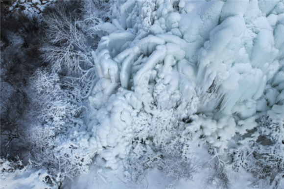 这是12月26日在甘肃省渭源县天井峡（渭河东源）景区拍摄的冰瀑景观（无人机照片）。新华社记者 马希平 摄