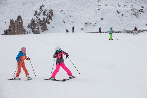 正在滑雪的游客。丰都县委宣传部供图 华龙网发