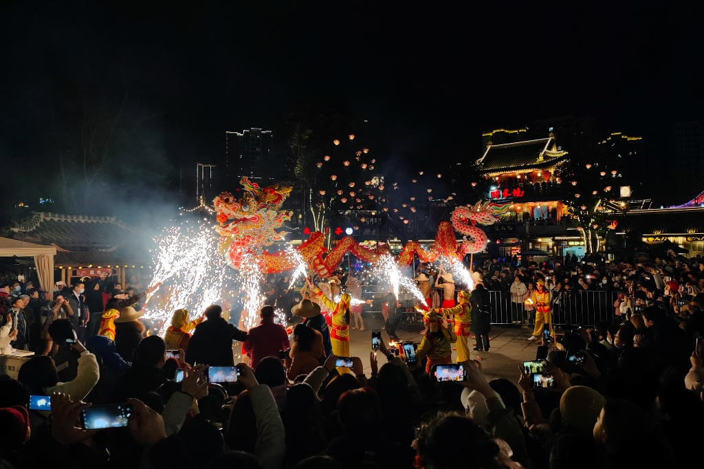 2022年2月5日（农历正月初五），重庆市大足区，人们在春节庙会上围观当地特色的火龙表演。