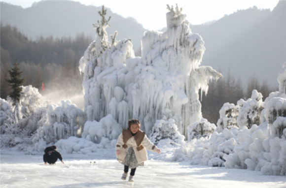 12月26日，在甘肃省渭源县渭河源景区，小朋友在冰上玩耍。新华社记者 马希平 摄