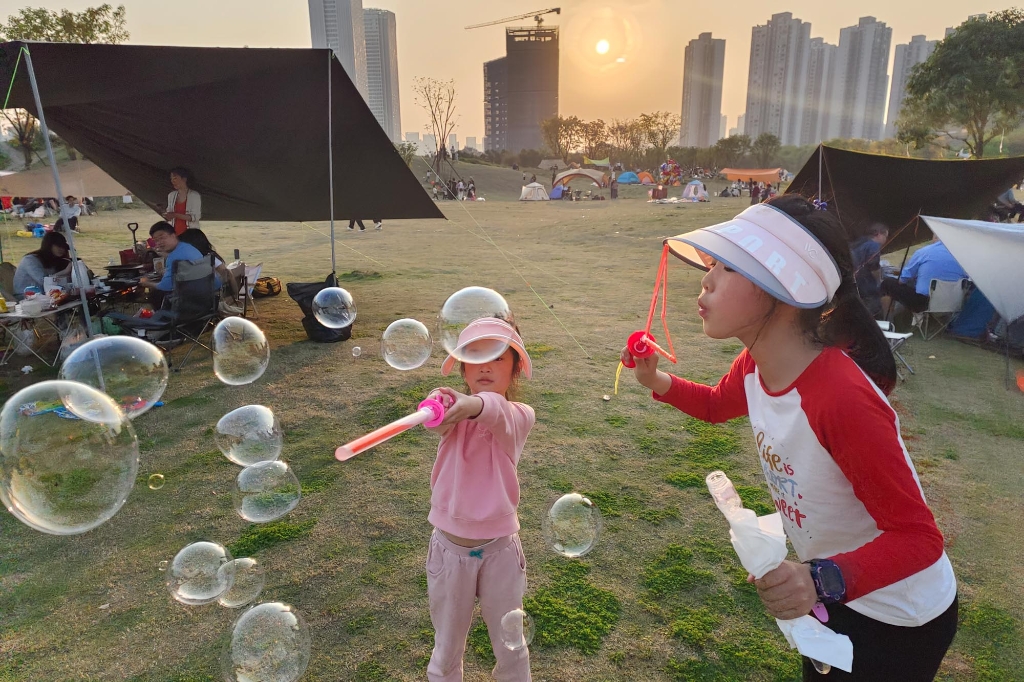 2022年4月9日，重庆市两江新区龙头寺，小朋友们在公园里玩耍。