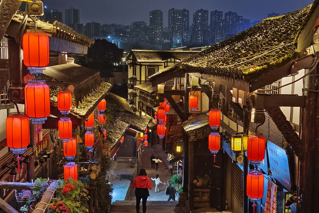 2022年1月21日，重庆市沙坪坝区，磁器口古镇，春节前的红灯笼透出浓浓的年味。