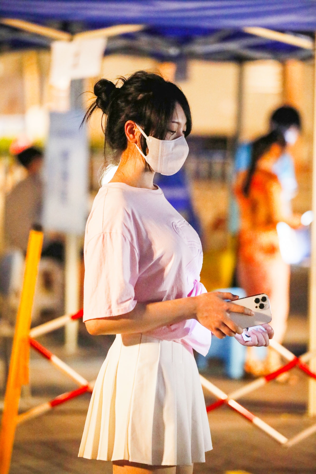 2022年8月24日凌晨1点，重庆市江北区观音桥步行街，一位市民正在排队等待核酸检测。