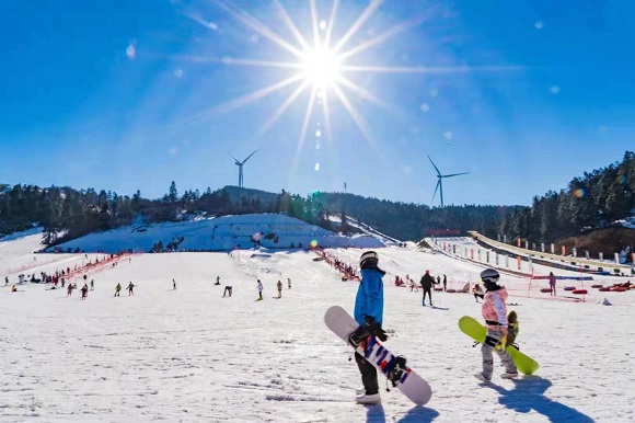 冬日暖阳下的滑雪场。丰都县委宣传部供图 华龙网发